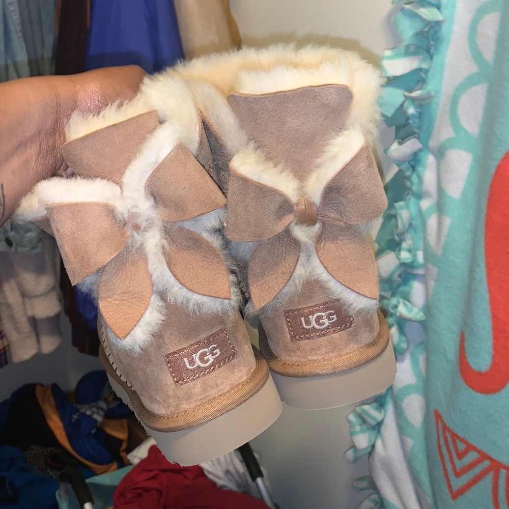NEVER WORN CLASSIC BOW UGGS